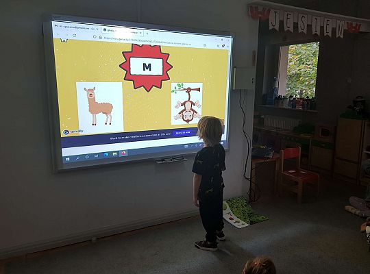 Gr. III- poznajemy literę M- zajęcia z wykorzystaniem tablicy multimedialnej