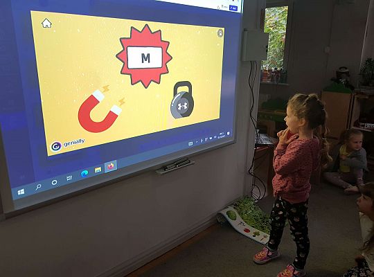 Gr. III- poznajemy literę M- zajęcia z wykorzystaniem tablicy multimedialnej