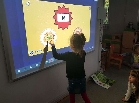 Gr. III- poznajemy literę M- zajęcia z wykorzystaniem tablicy multimedialnej