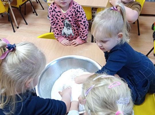 GR. I "Zdrowym być"  oraz warzywa i owoce z masy solnej