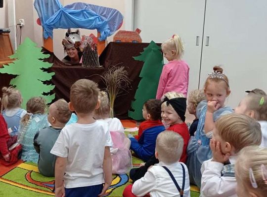 GR. I i II Teatrzyk "Trzy świnki"