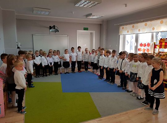 Gr. III i IV "Szkoła do hymnu"