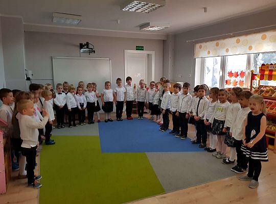 Gr. III i IV "Szkoła do hymnu"