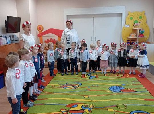 Gr. I i II "Szkoła do hymnu"