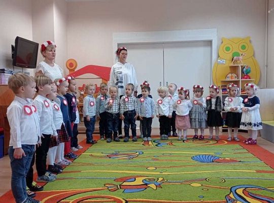 Gr. I i II "Szkoła do hymnu"