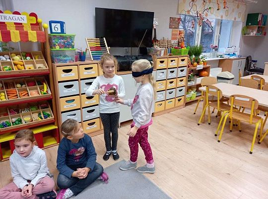 Gr. IV "Idź w stronę dźwięku"- realizacja programu "Gramy zmysłami"