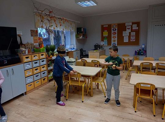 Gr. IV "Idź w stronę dźwięku"- realizacja programu "Gramy zmysłami"