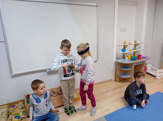 Gr. IV "Idź w stronę dźwięku"- realizacja programu "Gramy zmysłami"