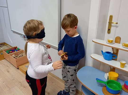 Gr. IV "Idź w stronę dźwięku"- realizacja programu "Gramy zmysłami"