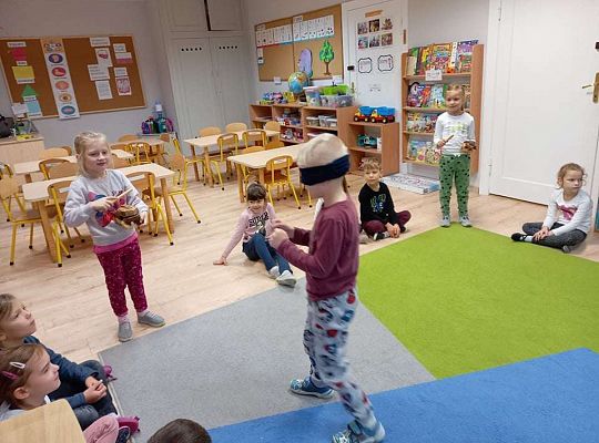 Gr. IV "Idź w stronę dźwięku"- realizacja programu "Gramy zmysłami"
