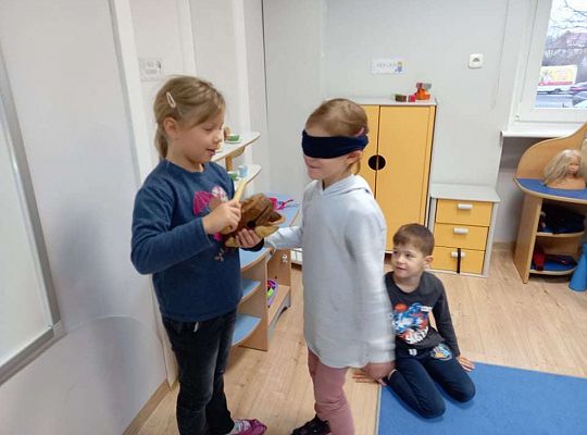 Gr. IV "Idź w stronę dźwięku"- realizacja programu "Gramy zmysłami"