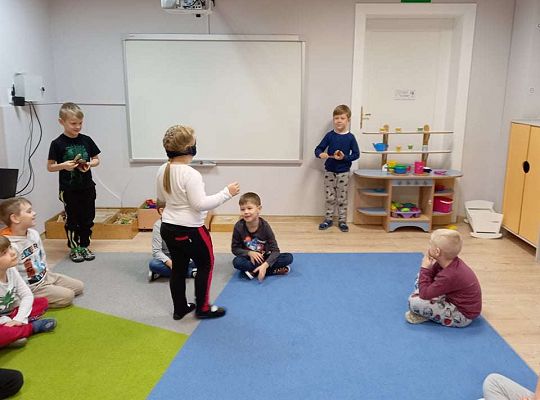 Gr. IV "Idź w stronę dźwięku"- realizacja programu "Gramy zmysłami"