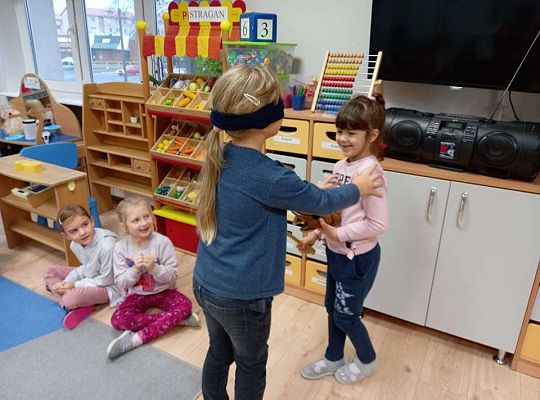 Gr. IV "Idź w stronę dźwięku"- realizacja programu "Gramy zmysłami"