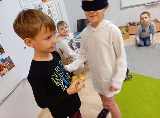 Gr. IV "Idź w stronę dźwięku"- realizacja programu "Gramy zmysłami"