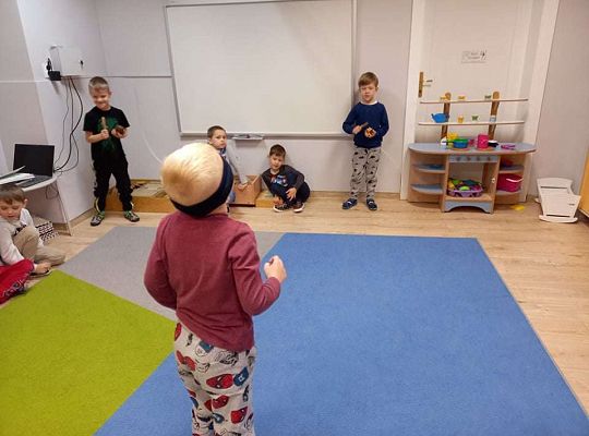 Gr. IV "Idź w stronę dźwięku"- realizacja programu "Gramy zmysłami"