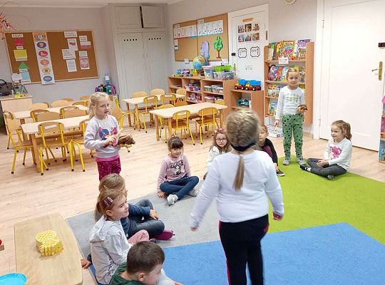 Gr. IV "Idź w stronę dźwięku"- realizacja programu "Gramy zmysłami"