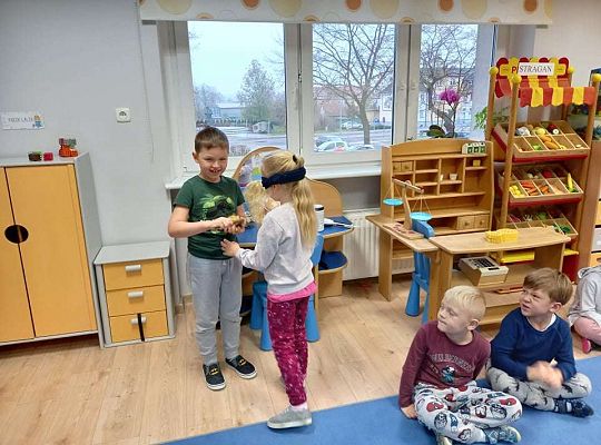 Gr. IV "Idź w stronę dźwięku"- realizacja programu "Gramy zmysłami"