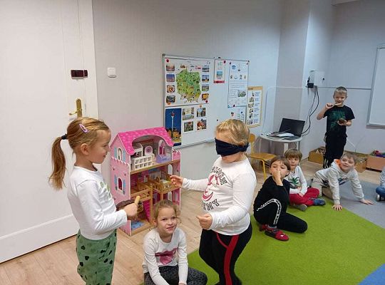 Gr. IV "Idź w stronę dźwięku"- realizacja programu "Gramy zmysłami"