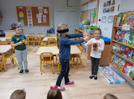 Gr. IV "Idź w stronę dźwięku"- realizacja programu "Gramy zmysłami"