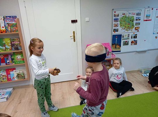 Gr. IV "Idź w stronę dźwięku"- realizacja programu "Gramy zmysłami"