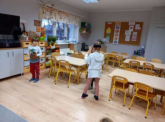 Gr. IV "Idź w stronę dźwięku"- realizacja programu "Gramy zmysłami"