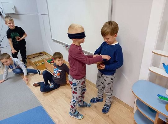 Gr. IV "Idź w stronę dźwięku"- realizacja programu "Gramy zmysłami"