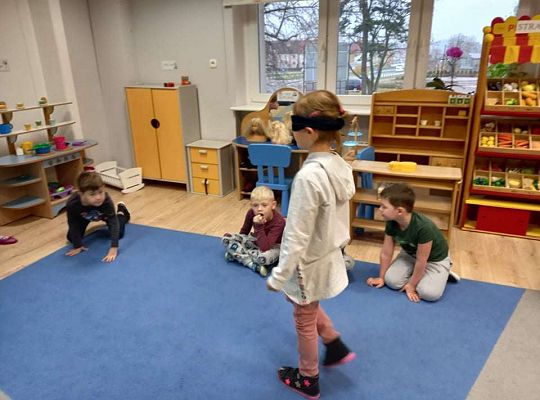 Gr. IV "Idź w stronę dźwięku"- realizacja programu "Gramy zmysłami"