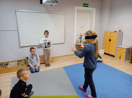 Gr. IV "Idź w stronę dźwięku"- realizacja programu "Gramy zmysłami"