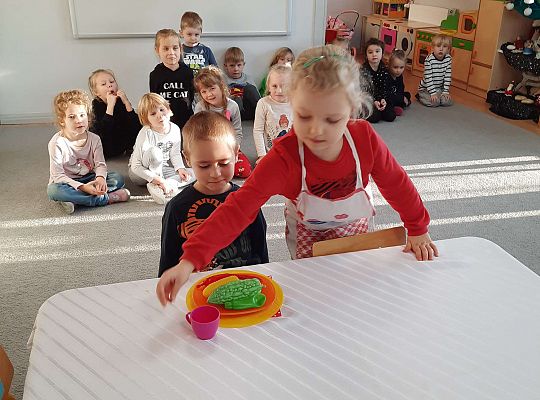 Uczymy się jak pomagać mamie przy nakrywaniu stołu