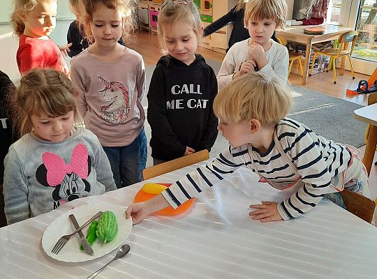 Nakryć i posprzątać do stołu- i już mamie pomagamy