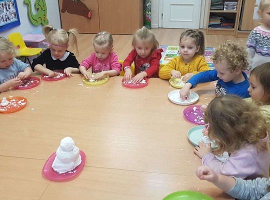 Gr. I Zadanie z projektu "Gramy Zmysłami" dotyk - sztuczny śnieg