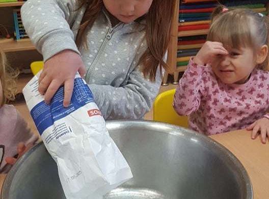 Gr. I Zadanie z projektu "Gramy Zmysłami" dotyk - sztuczny śnieg