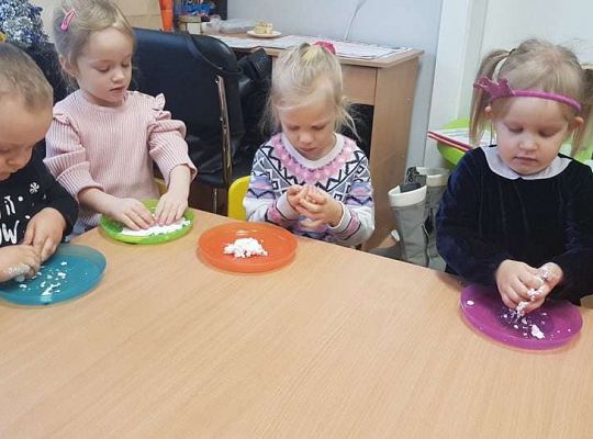 Gr. I Zadanie z projektu "Gramy Zmysłami" dotyk - sztuczny śnieg