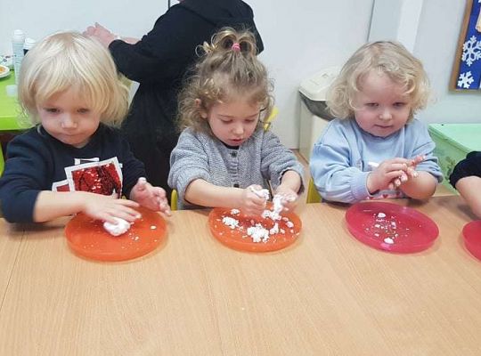 Gr. I Zadanie z projektu "Gramy Zmysłami" dotyk - sztuczny śnieg