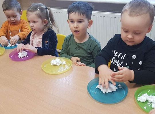 Gr. I Zadanie z projektu "Gramy Zmysłami" dotyk - sztuczny śnieg