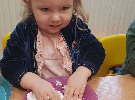 Gr. I Zadanie z projektu "Gramy Zmysłami" dotyk - sztuczny śnieg