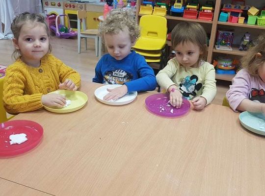 Gr. I Zadanie z projektu "Gramy Zmysłami" dotyk - sztuczny śnieg
