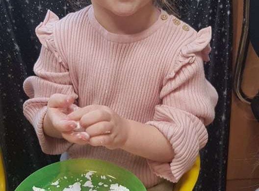 Gr. I Zadanie z projektu "Gramy Zmysłami" dotyk - sztuczny śnieg