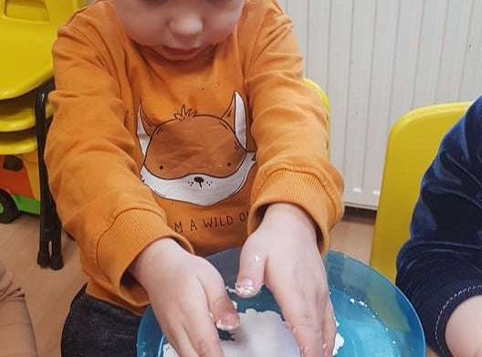 Gr. I Zadanie z projektu "Gramy Zmysłami" dotyk - sztuczny śnieg