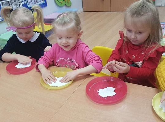 Gr. I Zadanie z projektu "Gramy Zmysłami" dotyk - sztuczny śnieg