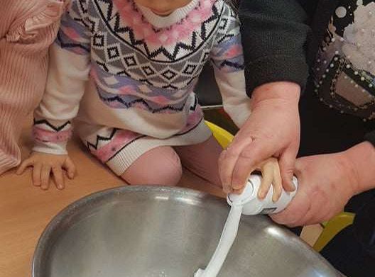 Gr. I Zadanie z projektu "Gramy Zmysłami" dotyk - sztuczny śnieg