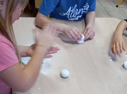 Gr. IV - Zadanie z projektu "Gramy Zmysłami" dotyk - sztuczny śnieg