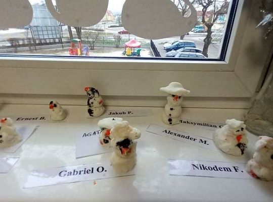 Gr. IV - Zadanie z projektu "Gramy Zmysłami" dotyk - sztuczny śnieg