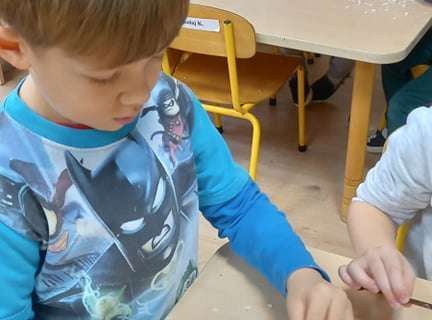 Gr. IV - Zadanie z projektu "Gramy Zmysłami" dotyk - sztuczny śnieg