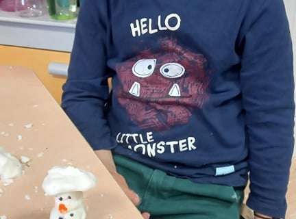 Gr. IV - Zadanie z projektu "Gramy Zmysłami" dotyk - sztuczny śnieg