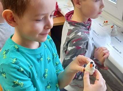 Gr. IV - Zadanie z projektu "Gramy Zmysłami" dotyk - sztuczny śnieg