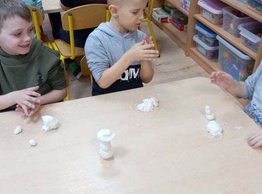 Gr. IV - Zadanie z projektu "Gramy Zmysłami" dotyk - sztuczny śnieg