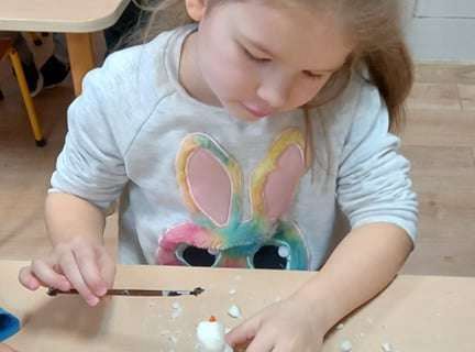 Gr. IV - Zadanie z projektu "Gramy Zmysłami" dotyk - sztuczny śnieg