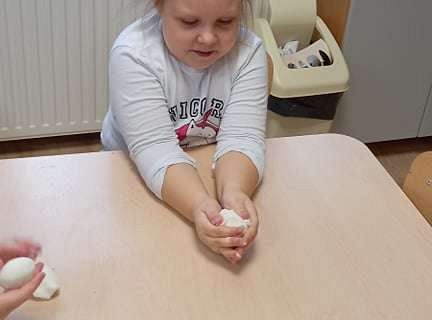 Gr. IV - Zadanie z projektu "Gramy Zmysłami" dotyk - sztuczny śnieg