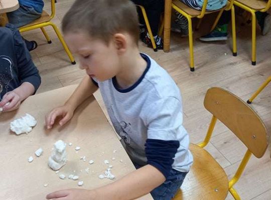 Gr. IV - Zadanie z projektu "Gramy Zmysłami" dotyk - sztuczny śnieg